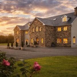 Donegal Manor، فندق في دونيجال