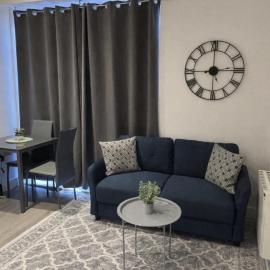 6 Aviv Place, hotelli kohteessa Addlestone