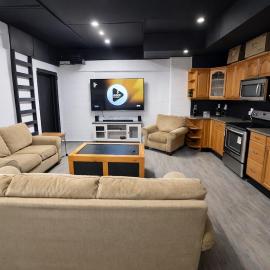 Private Suite, King Bed, Big Screen Sleeps 4
