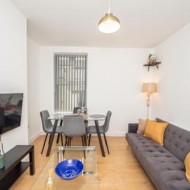 Modern 4 Bedroom House Sleeps 10 Free Parking Liverpool, Hotel in Litherland