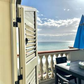 Branca Beach 1 - Moderno appartamento sul mare, hôtel à Brancaleone Marina