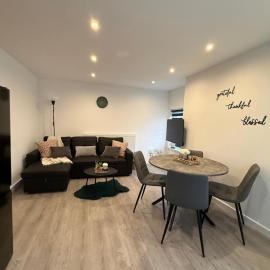 Cosy 2-Bedroom Flat in the heart of Melton Mowbray, Leicestershire، فندق في ميلتون موبراي