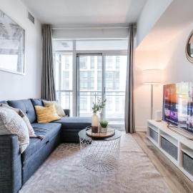 Urban Down Town 2BR plus Den Condo with Parking, hotel v Torontu