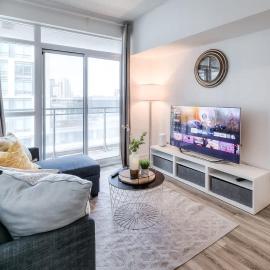 Urban Down Town 2BR plus Den Condo with Balcony, hotel a Toronto