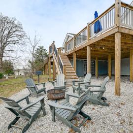 Lake Days & Fireside Nights! Updated Burnside Home, hotelli kohteessa Burnside