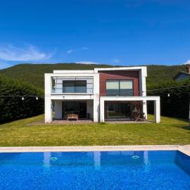 Villa Meg with Private Pool, Sauna Jacuzzi, hotel 