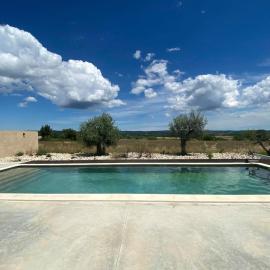 Sud Ardèche, mas en pierre, piscine et climatisation, hotel u gradu Bessas