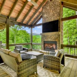 Altitude Adjustment- Luxury 3BR Cabin w/ Outdoor Living Area & Hot Tub, hotel in Epworth