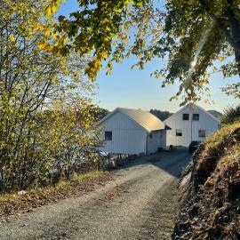 Vågen Fjordbuer - Sagbua, hotel in Ravlo
