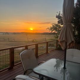 Lakeside Sunset - Hot Tub, Pool Table, Beautiful Views!!, hotel in Canyon Lake