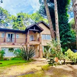Casa con pileta en el Bosque de Cariló - Ideal Familias、カリロのホテル