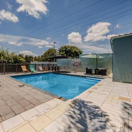 Phindulo Bed and Breakfast - No Loadshedding, Smart TVs & unlimited free fibre wifi, hotel di Krugersdorp