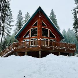 Lakefront Basecamp Every Season Every Adventure, Hotel in Ronald