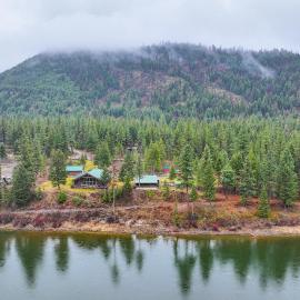 Riverside St Regis Cabin w/ Fire Pit + Grill, hotel en Donlan