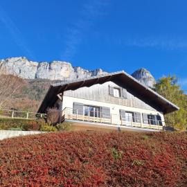Maison entre lac et montagnes