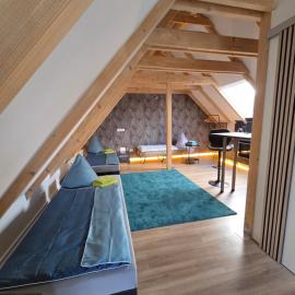 Moderne Dachgeschosswohnung am Wald