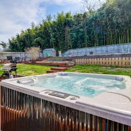 3 Mi to UT & Market Square: Poolside Retreat!