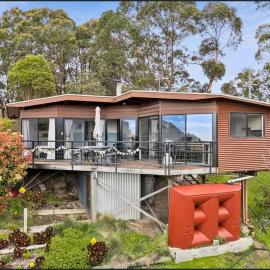 Cottage with forest & ocean views 5 min from Lorne, hotel a Lorne