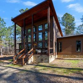 Hoot's Hideaway spacious family friendly hot tub, hotel in Broken Bow