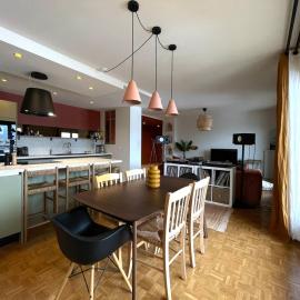 Spacious 2 bedroom apartment with stunning mountain view