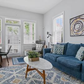 Rooftop Porch In 3-story Home Two Blocks To King