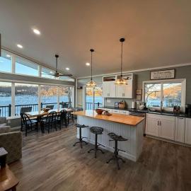 Lucky Duck Lakefront Fire Pit, hotel in Gravois Mills