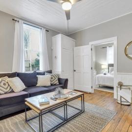 Historic 1905 Charming Bungalow 2 Blocks From King, hotel in Charleston