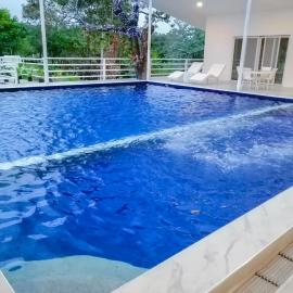 Zoobic Glampz, hotel en Subic