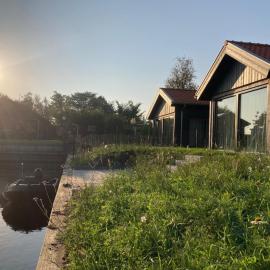 4-person chalet Albatros by the water with parking space, khách sạn ở Anjum