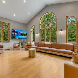 Poconos Villa arcade movie theater hot tub, hotel din Tafton