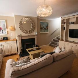 2 Bed House - Sleeps 4 - Pets - Parking - Wifi