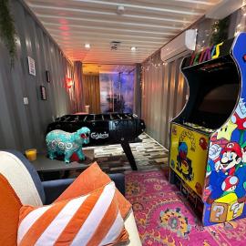 Séjour insolite dans un Container aménagé à Berck avec Borne d'arcade et Babyfoot