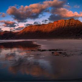 Bungalow Famara Mar - Ocean views - Beach 2 min By Lanzarote Vacation Homes, hotel in Famara