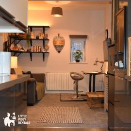 Charming 1-Bed with Private Parking & Full Bath