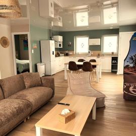 Appartement cosy ambiance Palm Spring dans résidence avec piscine 4 pers 2 chambres، فندق في Neuf-Mesnil