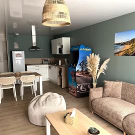Appartement cosy ambiance Laguna Beach dans résidence avec piscine 2 pers 1 chambre، فندق في Neuf-Mesnil