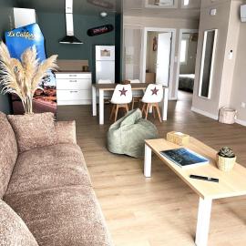 Appartement cosy ambiance Hollywood dans résidence avec piscine 2 pers parking gratuit، فندق في Neuf-Mesnil