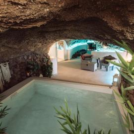 Cueva Thalia - luxury cave with heated indoor pool and garden, hotel in San Miguel de Abona