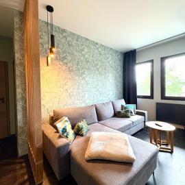 Deluxe Apartment mit Balkon und Frühstück im Hotel Reindahls, hotelli kohteessa Wilkendorf