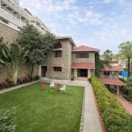Elegant - 3BHK AC Villa with Lawn BanjaraHills HYD, hotel in Hyderabad