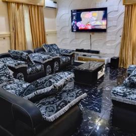 Aduniniyi 7 Shines, hotell sihtkohas Igando
