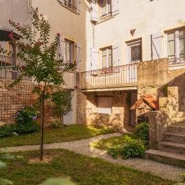 Maison Caviale, 4 suites privées au coeur de Figeac, 4 chambres, 4 salles de bain, jardin, hotel v destinácii Figeac