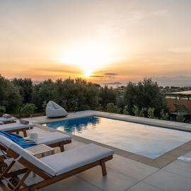 Tyto Villa - Private Pool & Sea View، فندق في Agios Onoufrios