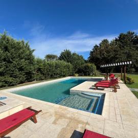 Casa con parque soñado, gran piscina, parrilla y CheckOut 18 hs!, hotel a Duggan