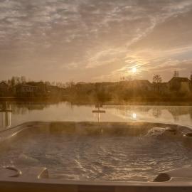 Lakeside Cotswolds Retreat with Private Hot Tub set on Lower Mill Estate, viešbutis mieste Somerford Keynes