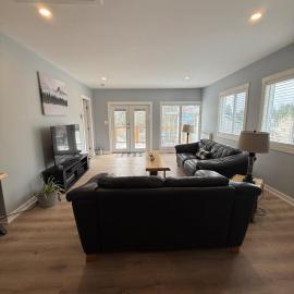 Village Lake Escape - Brand New 3 Bedroom, hotel in Shawnigan Lake