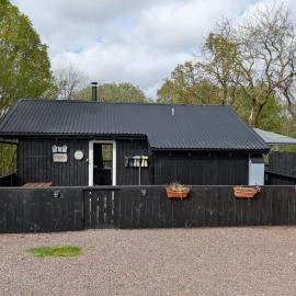 Belle 2 bedroom log cabin with hot tub, forest and loch – hotel w mieście Dalavich