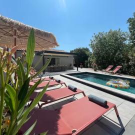 Villa 5 étoiles, 10p, 5ch, piscine chauffée d'avril à octobre inclus 'CASA FAMILIA', hotel Labeaume-ban