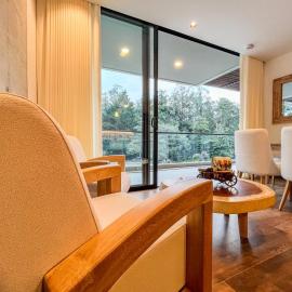 Modern Escape in El Retiro | 2BR & Scenic Views, hotel u gradu 'El Retiro'