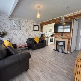 121 Sunbeach - Two bed Chalet at Scratby - Sleeps 5, pet friendly - plus WiFi, bed linen and towels included - FREE swimming passes and Entertainment - Only 300m from the beach, hotel a Scratby